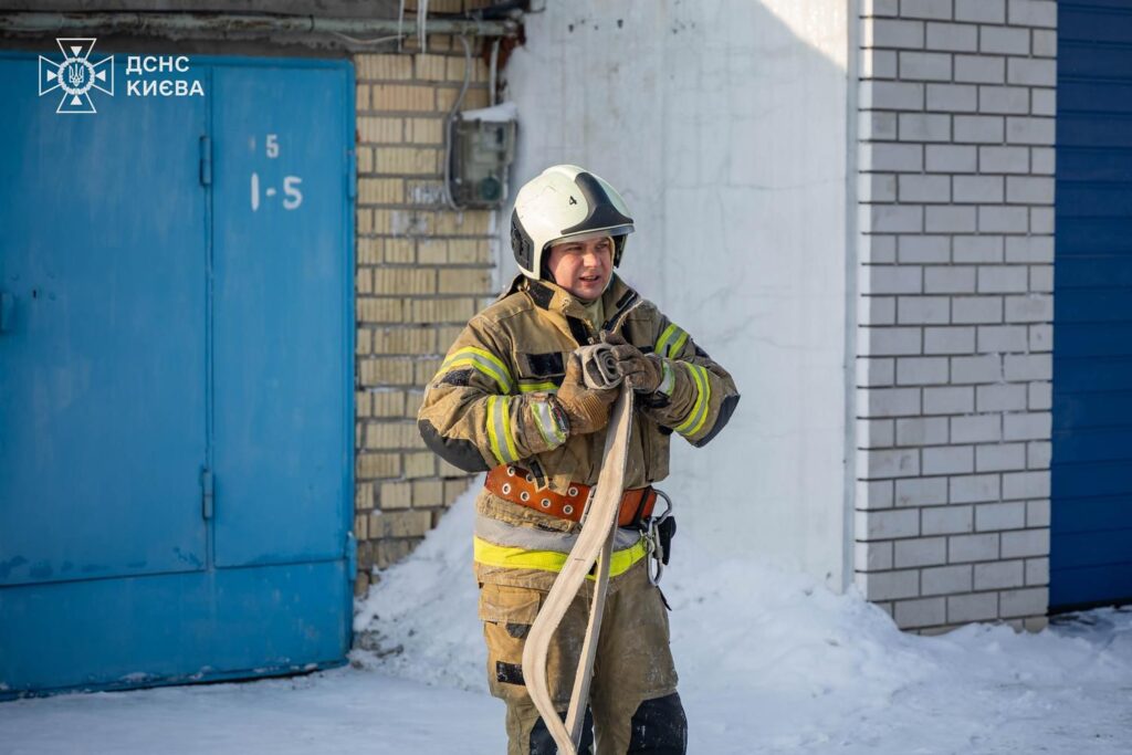 Пожежа на Клінічній, Солом'янка: вогонь знищив авто в двох гаражах