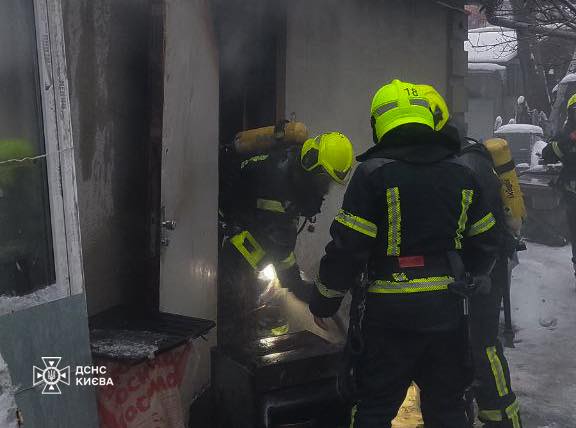 У Соломʼянському районі під час пожежі врятували жінку
