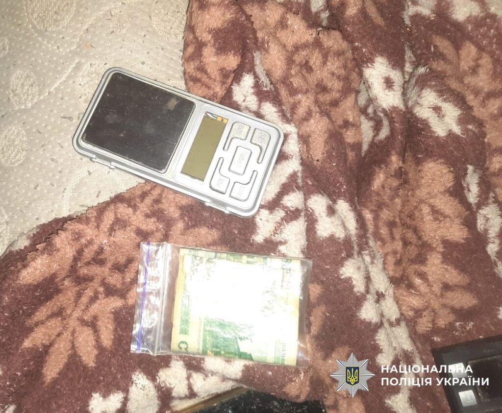 У Києві судитимуть жінку за торгівлю метадоном через вікно власної квартири Електронні ваги і гроші підозрюваної