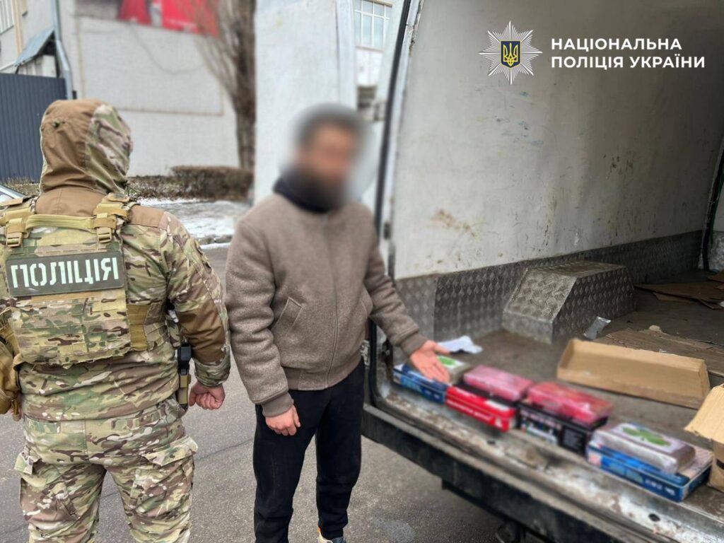 У Києві поліцейські затримали іноземця з кокаїном на $35 млн, який він ховав у коробках