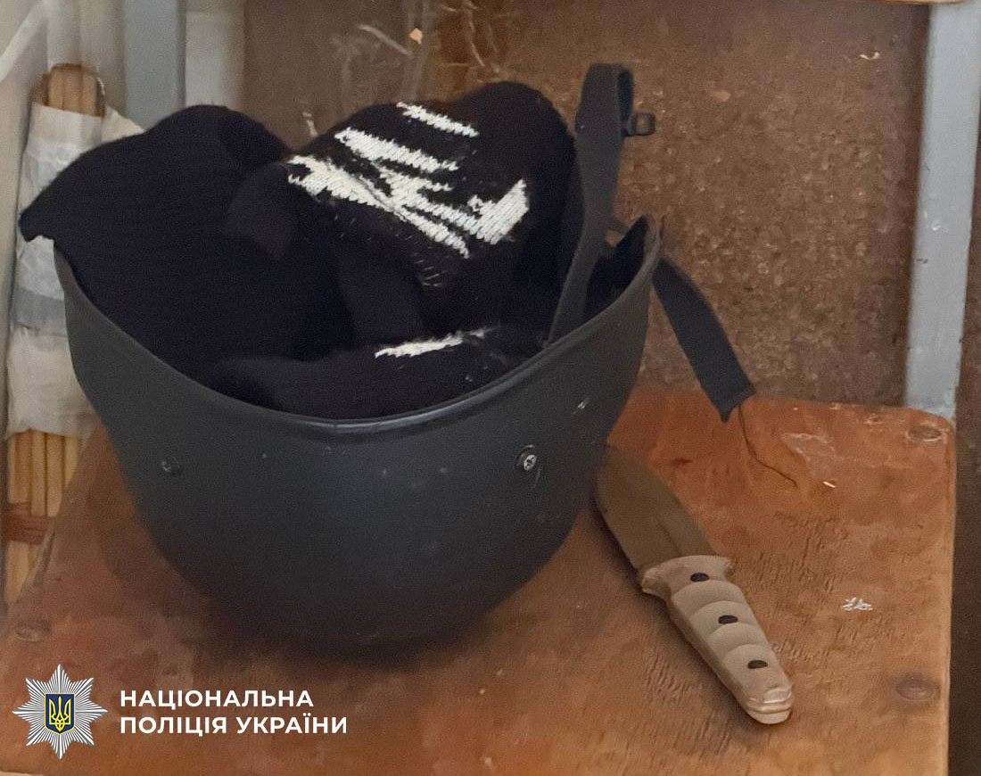 На Оболоні учень напав з ножем на вчительку та однокласника, в його телефоні виявили листування з ймовірно ворожими спецслужбами На Оболоні учень напав з ножем на вчительку та однокласника, в його телефоні виявили листування з ймовірно ворожими спецслужбами