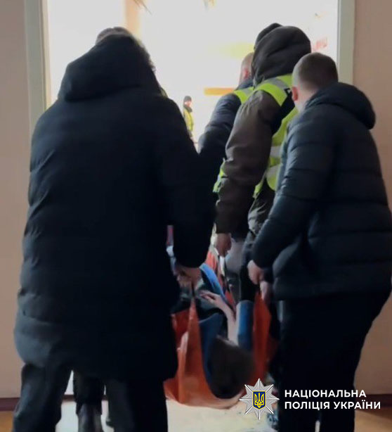 На Оболоні учень напав з ножем на вчительку та однокласника, в його телефоні виявили листування з ймовірно ворожими спецслужбами На Оболоні учень напав з ножем на вчительку та однокласника, в його телефоні виявили листування з ймовірно ворожими спецслужбами