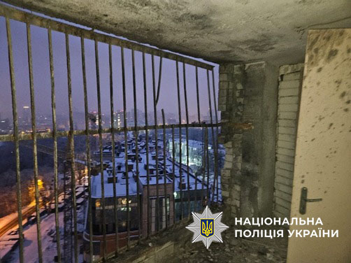 БпЛА влучив у дах багатоповерхівки на Солом'янці (оновлено) БпЛА влучив у дах багатоповерхівки на Солом'янці (оновлено)