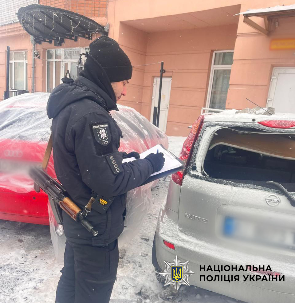 БпЛА влучив у дах багатоповерхівки на Солом'янці (оновлено) БпЛА влучив у дах багатоповерхівки на Солом'янці (оновлено)