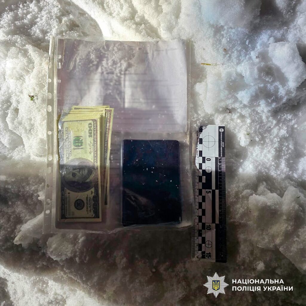 В Києві викрили шахрая, який за $5 200 обіцяв «зняти з обліку»