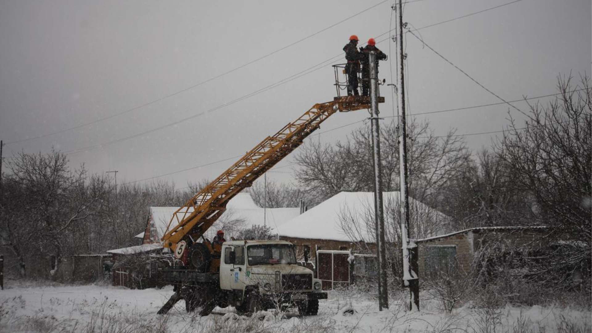 Електрики ведуть роботи на опорі ЛЕП