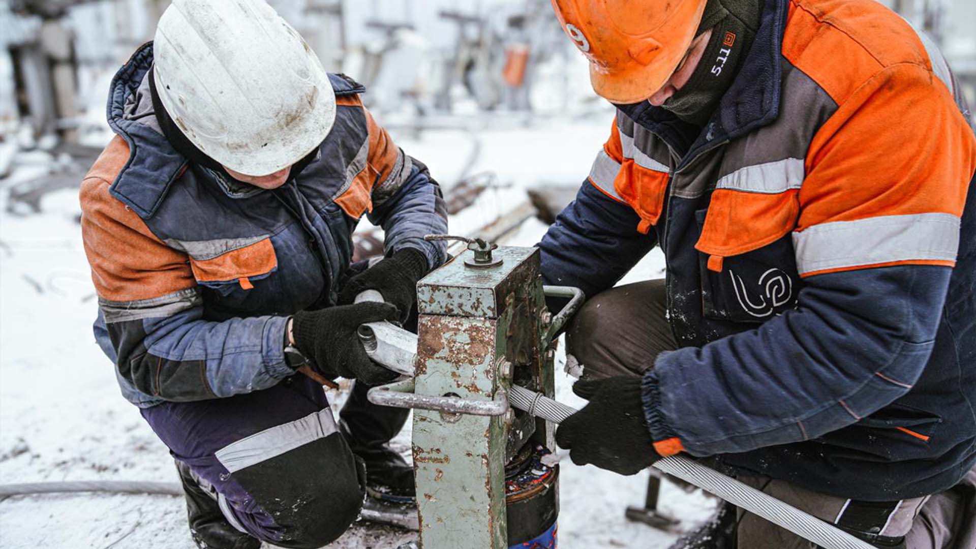 Двоє електриків ДТЕК проводять ремонтні роботи на одному з енергетичних об'єктів