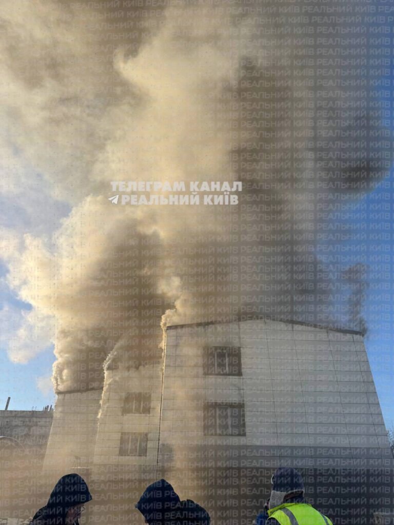У Солом’янському районі Києва зранку сталася масштабна пожежа в складській будівлі У Солом’янському районі Києва масштабна пожежа в складській будівлі