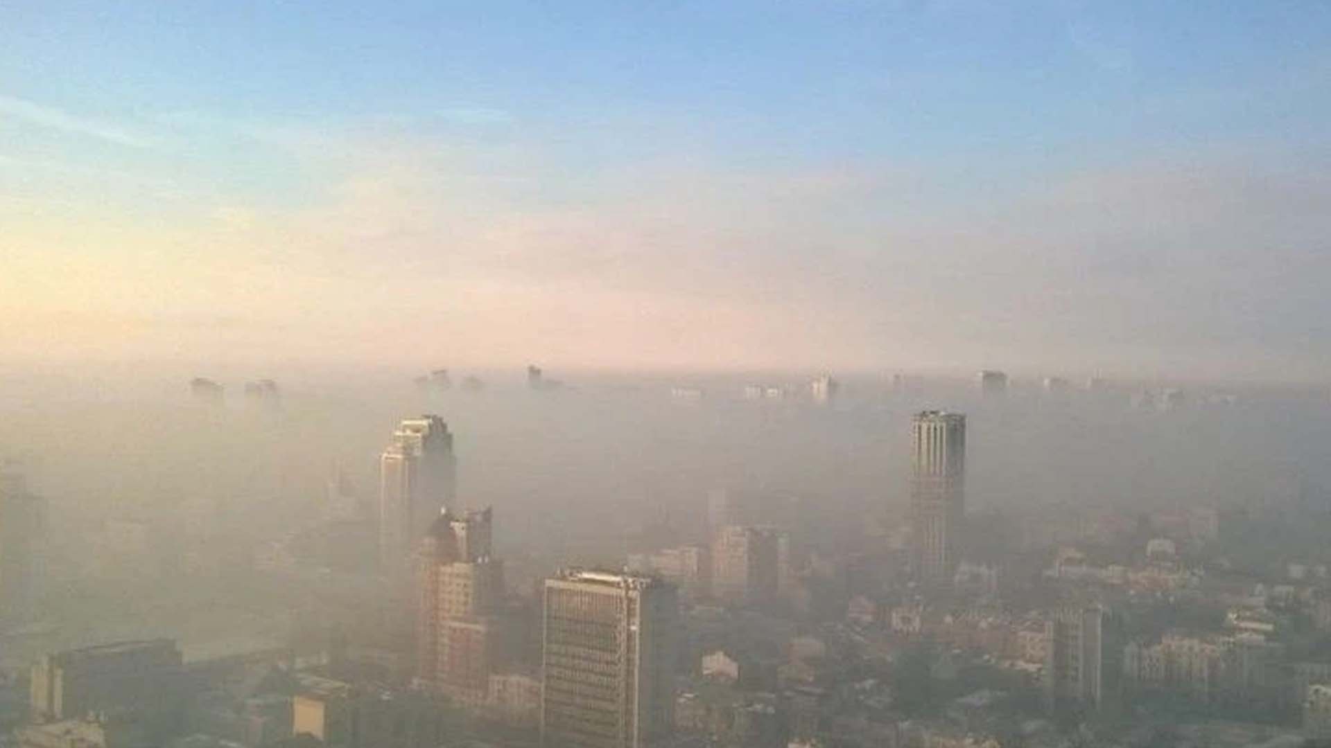 Панорамний вид на місто в атмосферній димці, ілюстрація стану якості повітря на Київщині за даними моніторингових станцій