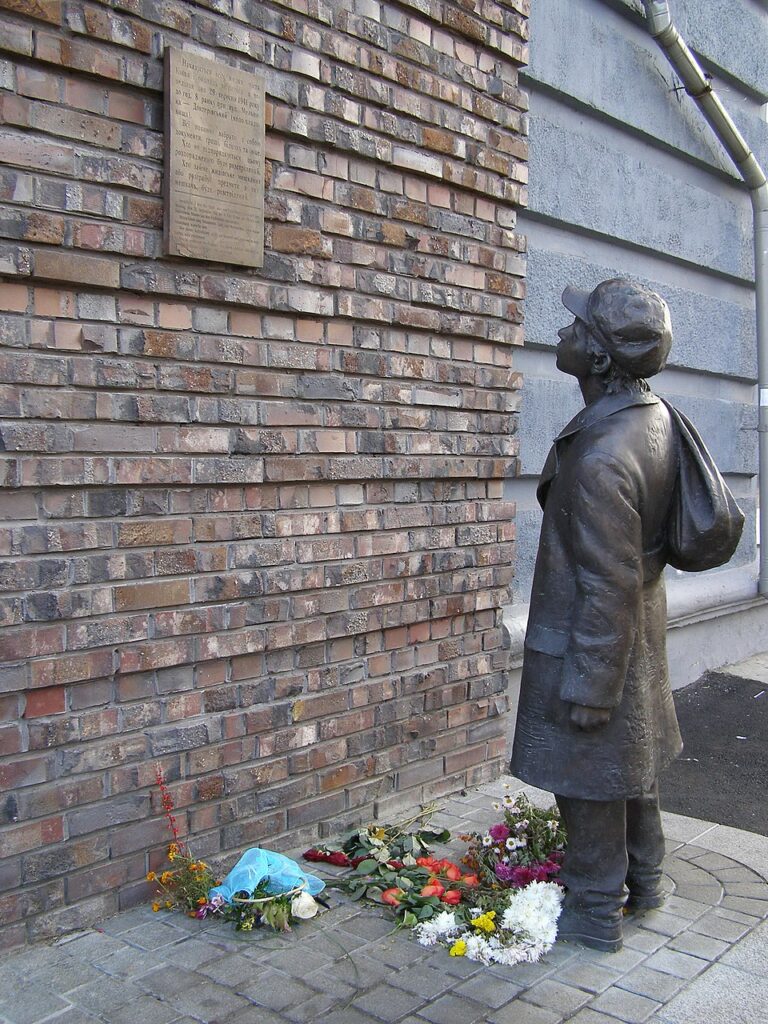 Пам'ятник Анатолію Кузнєцову (Київ)