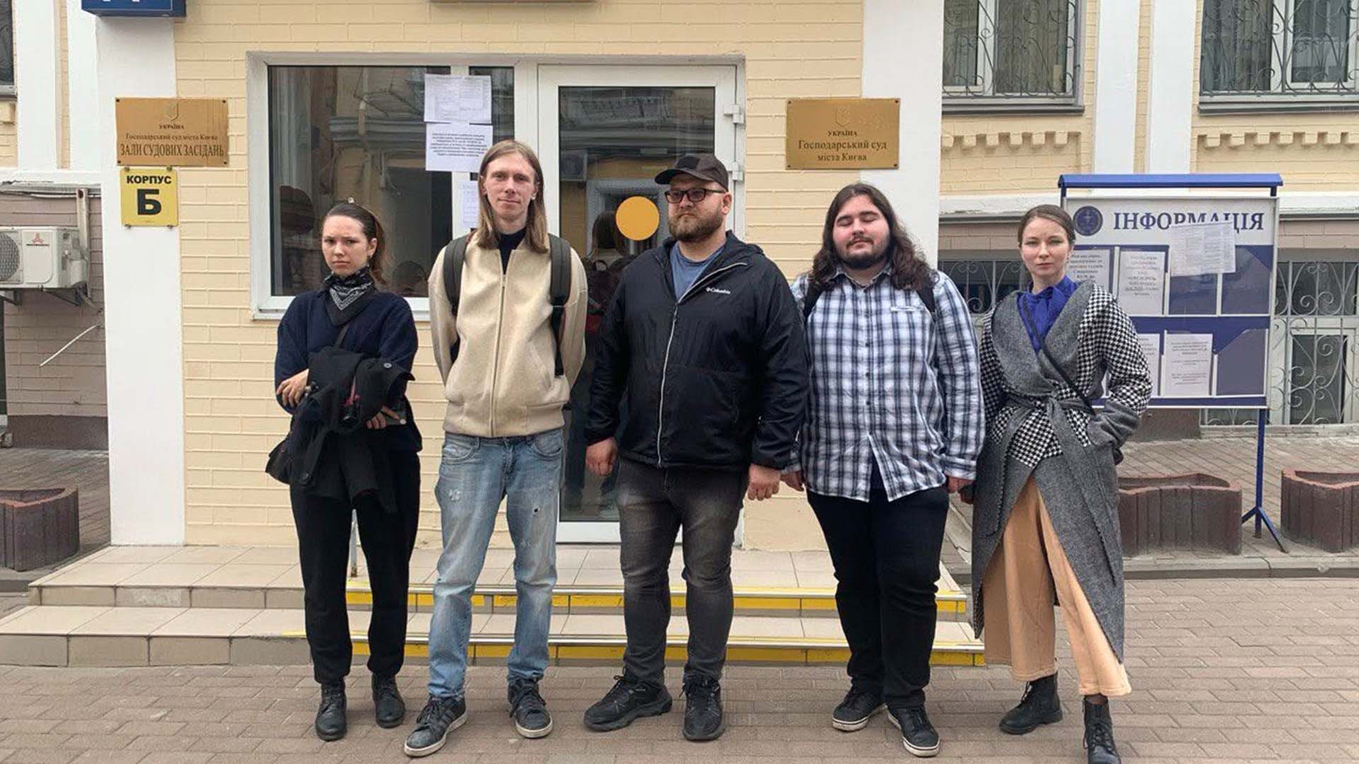 Громадський активіст Дмитро Перов із колегами біля будівлі Господарського суду міста Києва