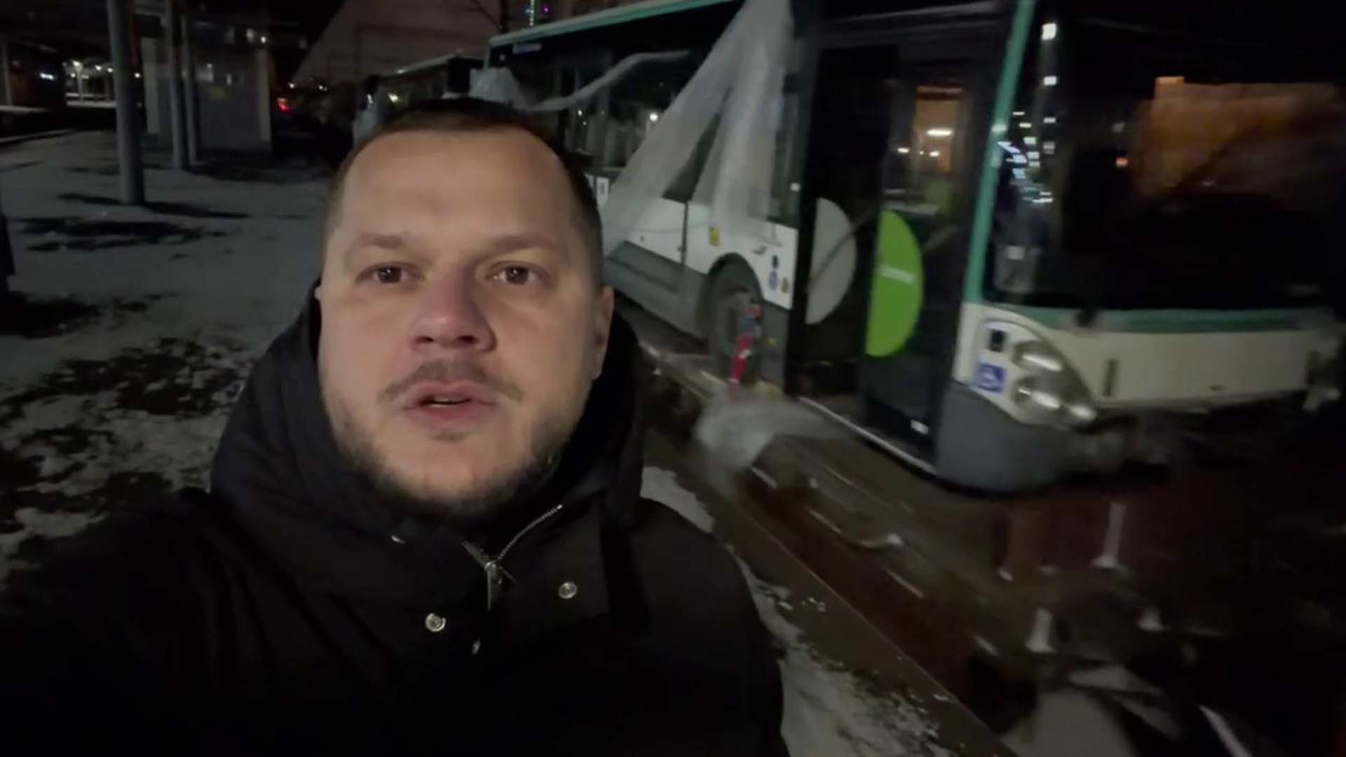 Микола Калашник на фоні автобусів що прибули в якості гуманітарної допомоги від Франції