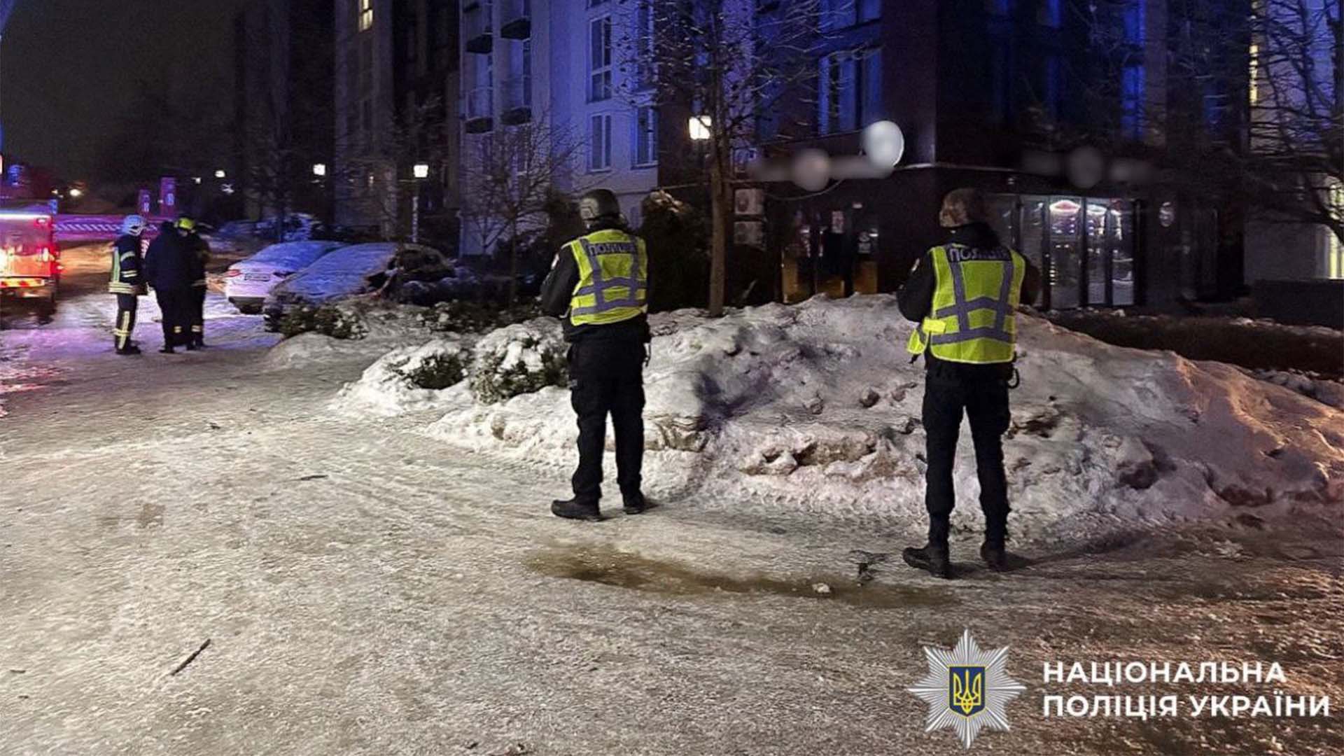 Працівники поліції і рятувальники оглядають місце подій