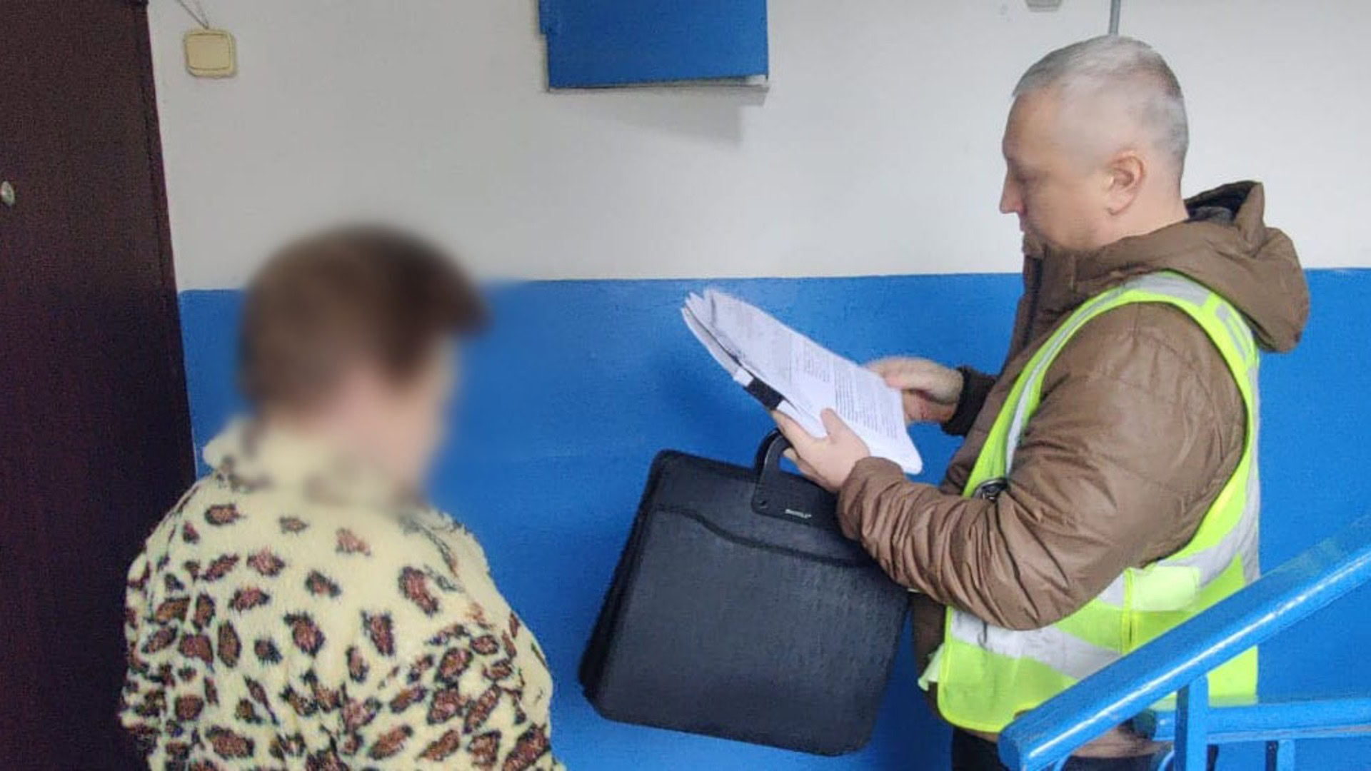 Правоохоронець з документами і підозрювана