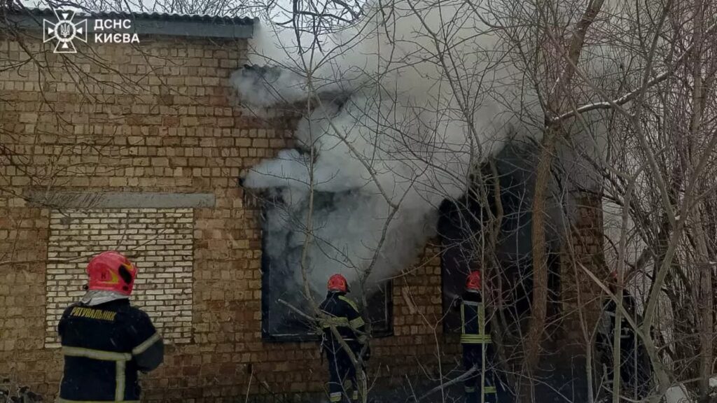 Пожежу в будівлі на Китаївській ліквідували за півтори години попри дефіцит води