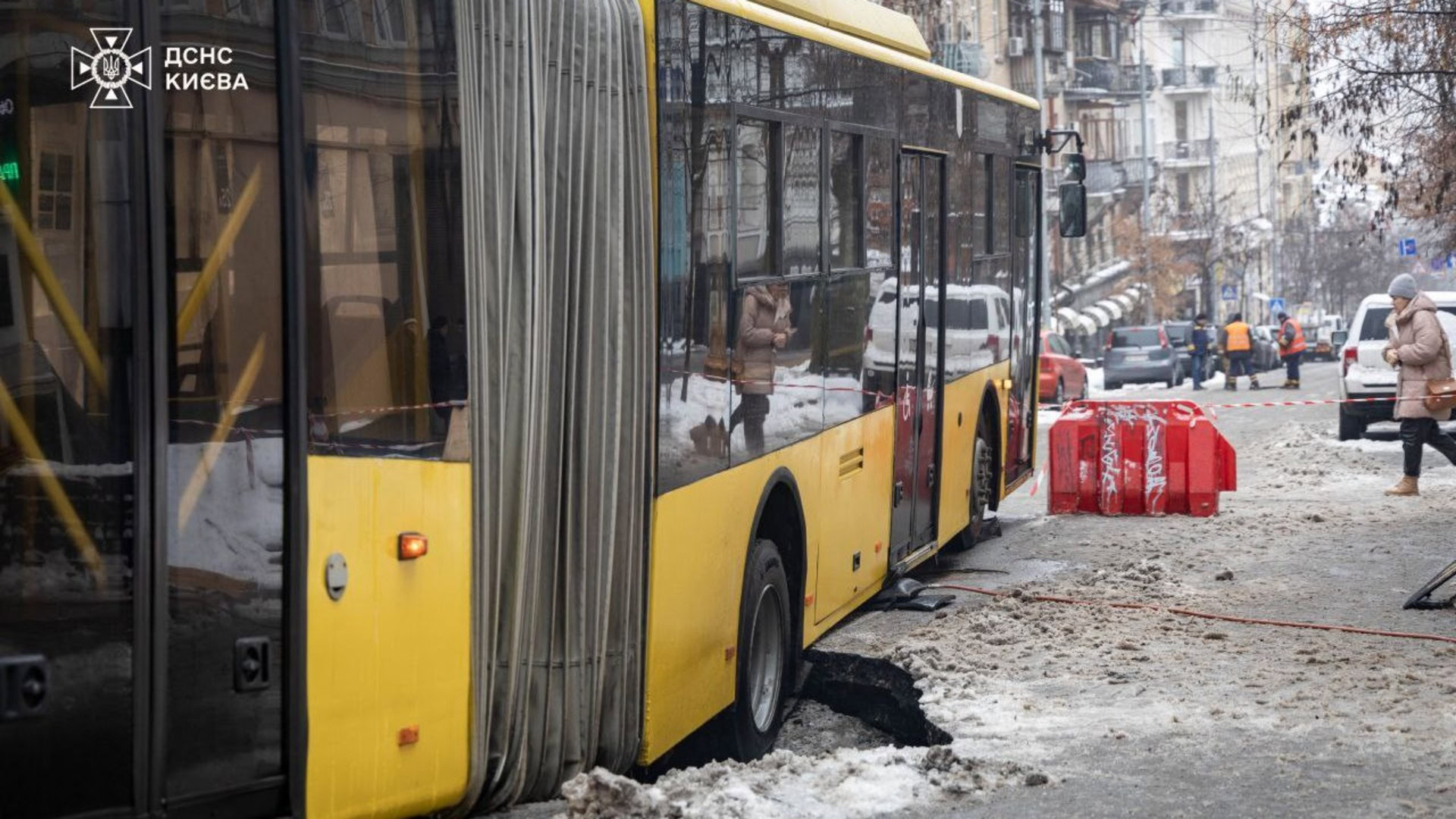 Колесо тролейбуса в ямі, що виникла від провалля
