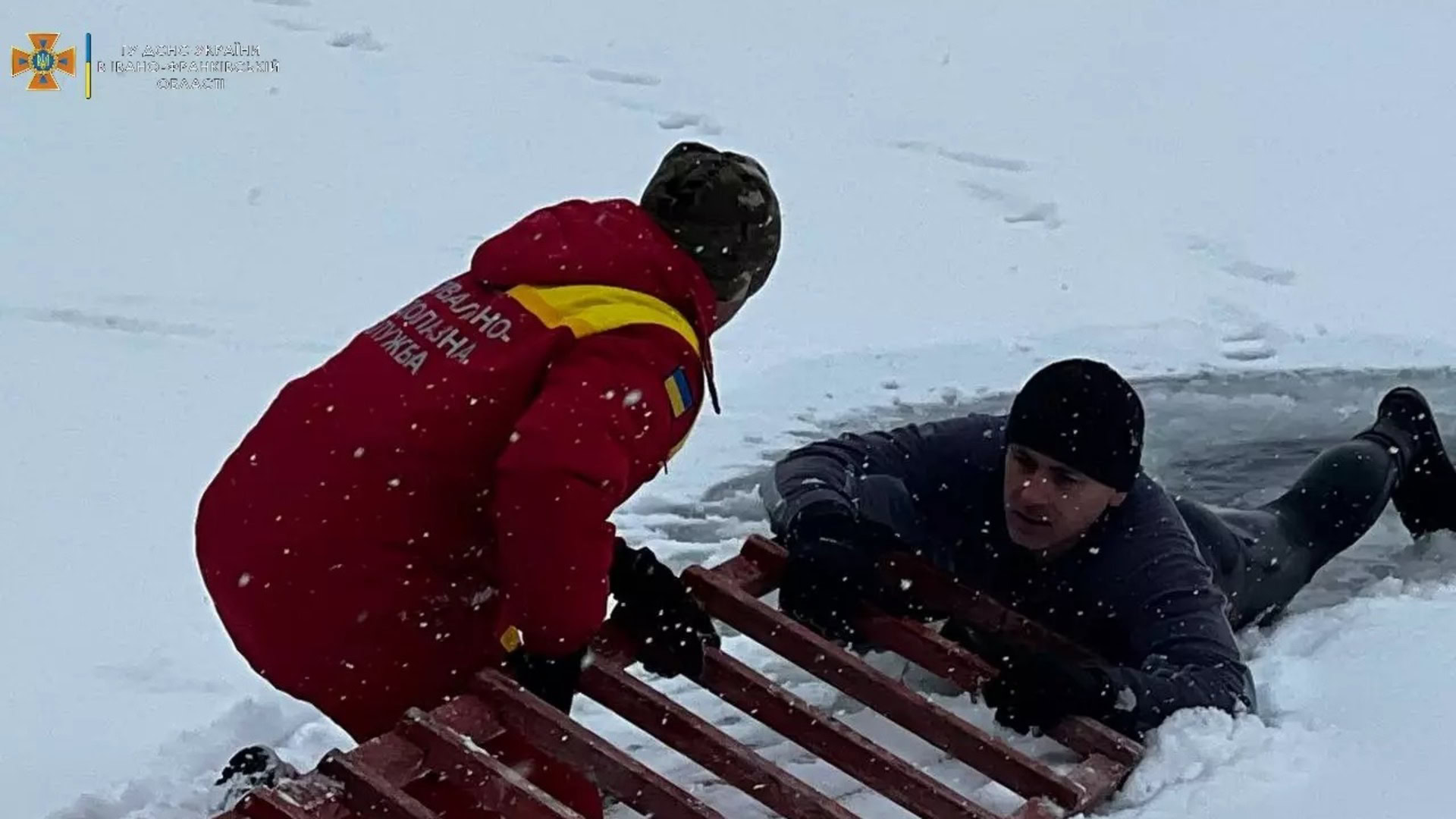 Чоловіку допомагають вибратися з крижаної води