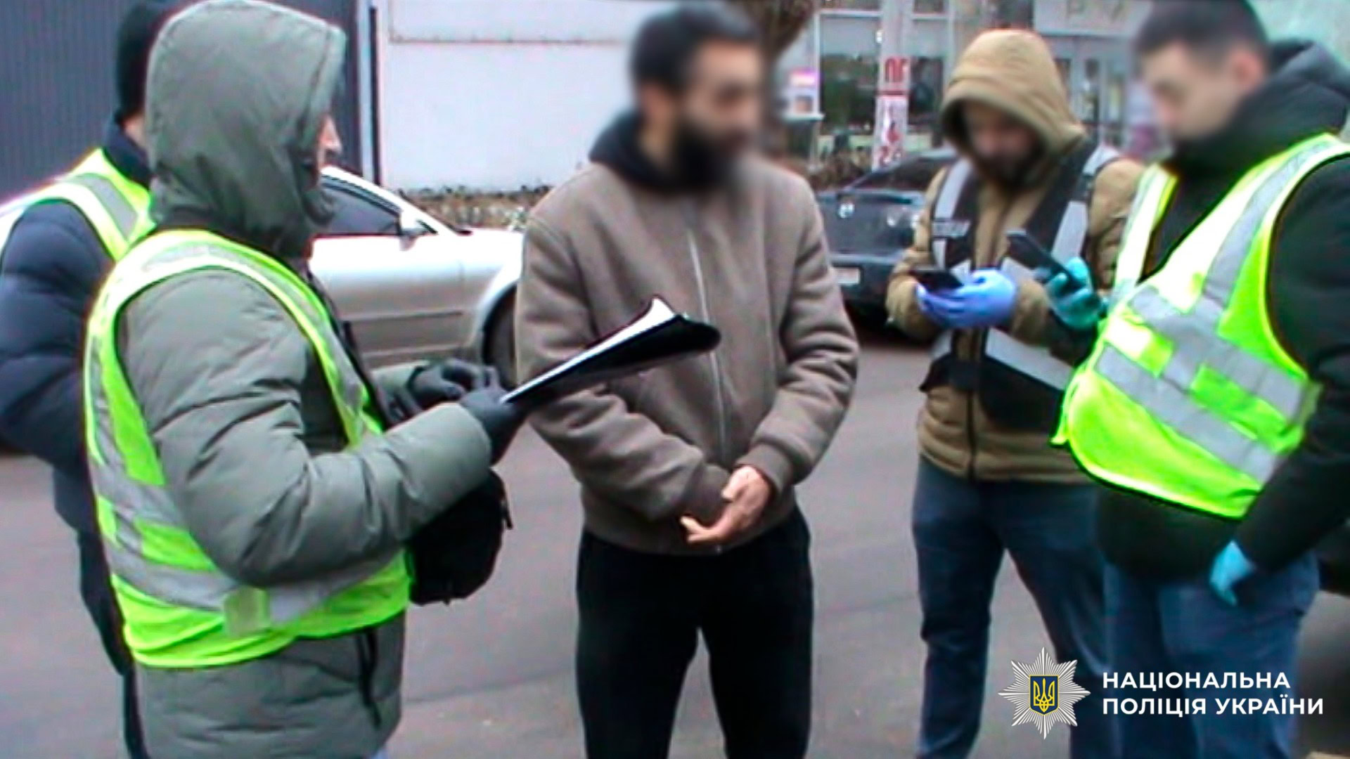 Поліцейські та затриманий підозрюваний