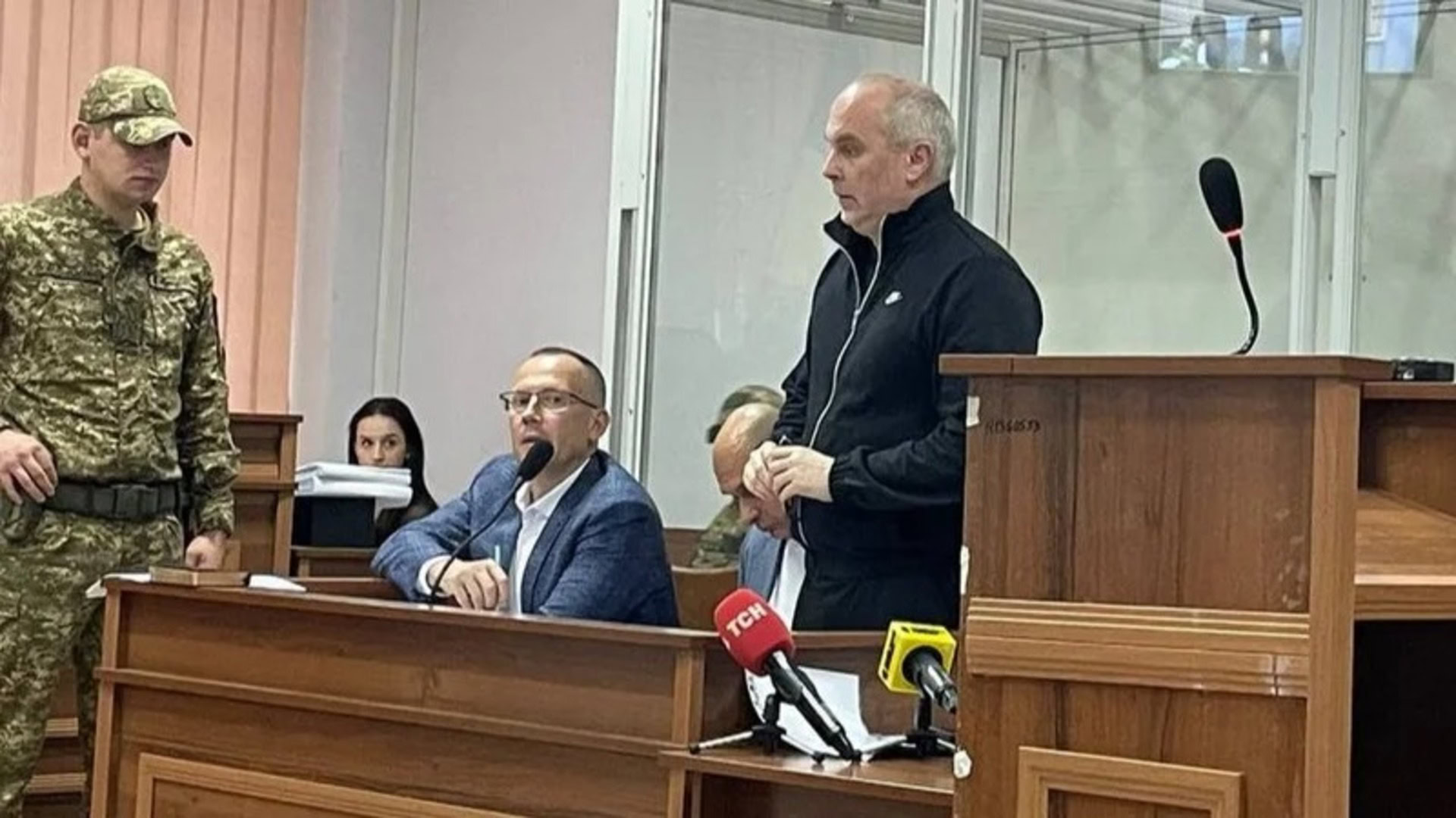 Бійка на сцені: презентація Бахматова перетворилась на скандал із КМДА Нестор Шуфрич під час судового засідання