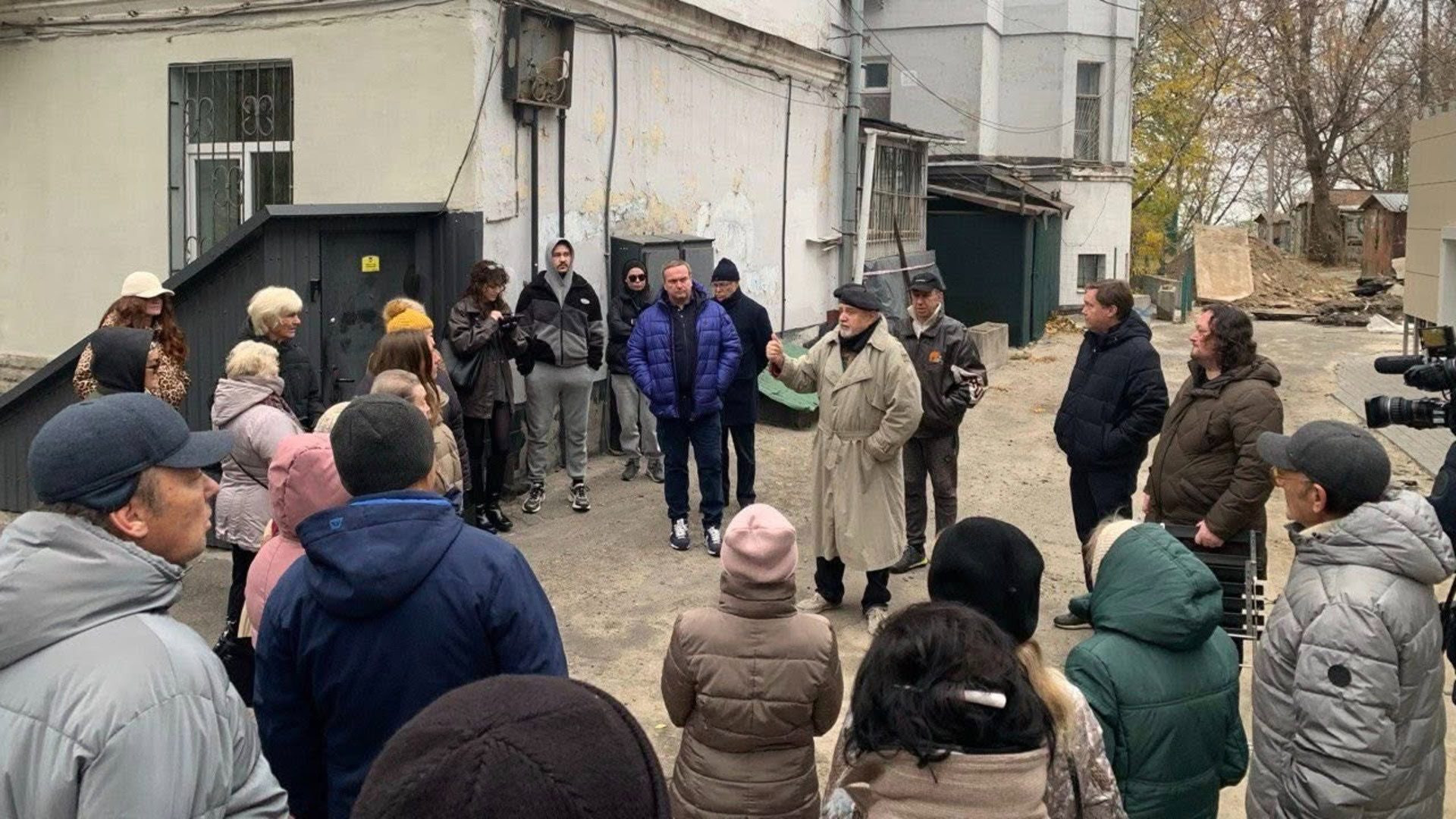 Люди, які зібралися біля будівництва, яке загрожує знищенню фундаментів палацу Розумовського