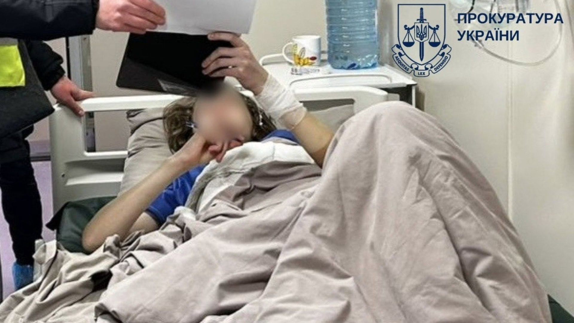 Підліток-нападник у лікарні читає документ, який йому надав поліцейський