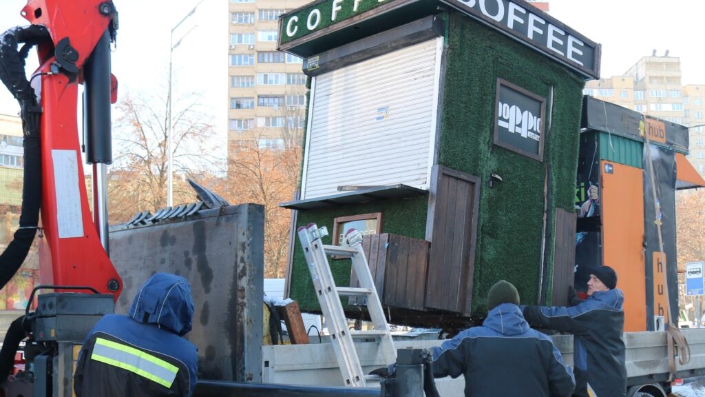 На Харківському шосе прибрали 28 кіосків через капремонт