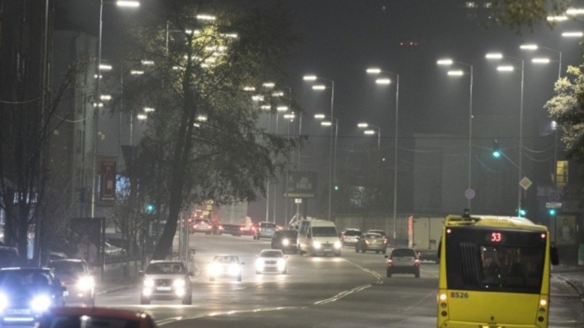 Ліхтарі на одній з вулиць Києва у темну пору доби