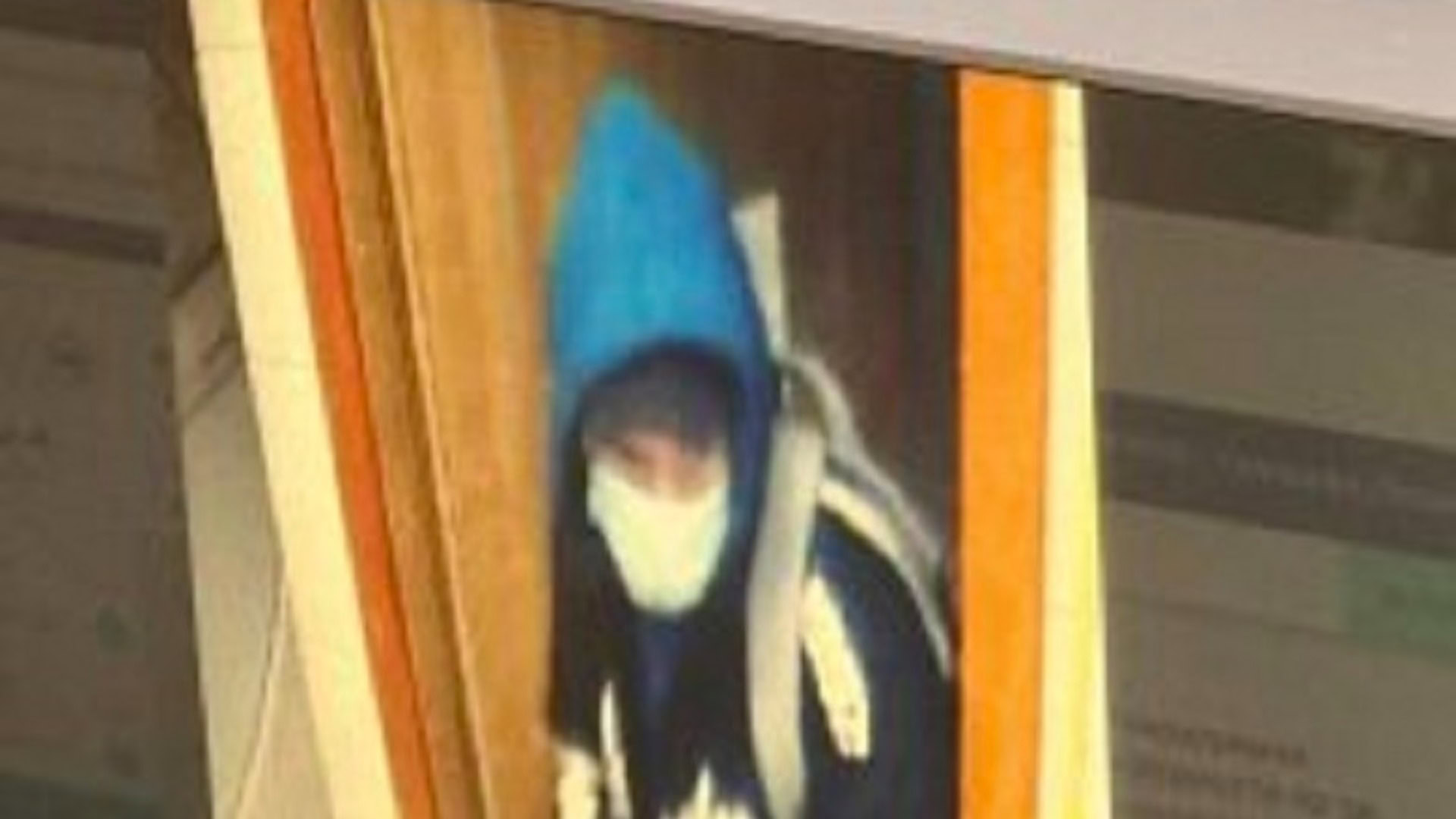 Нападник на скрині з відео