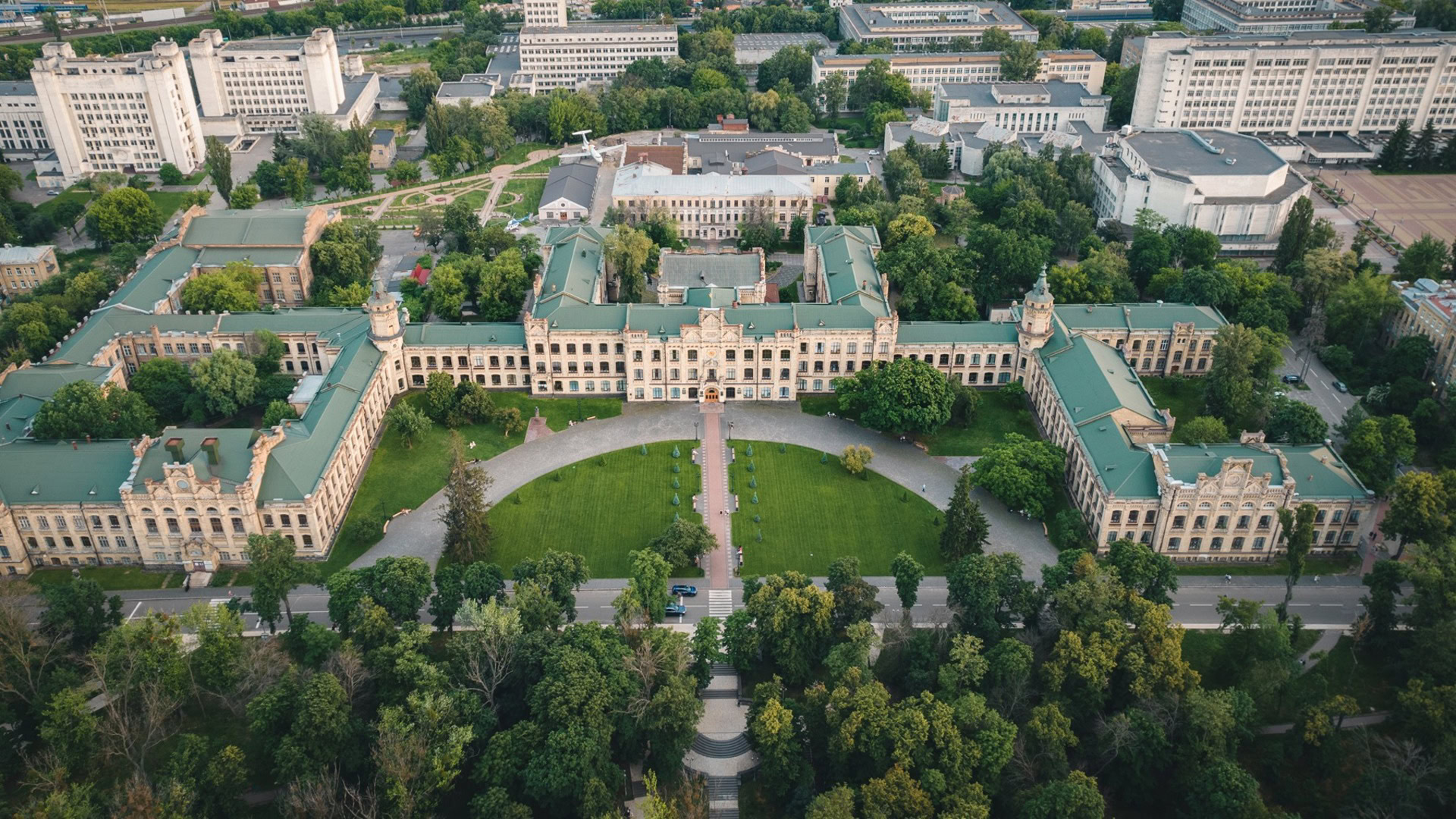 Панорамний вигляд з висоти пташиного польоту на будівлю Київського політехнічного інституту імені Ігоря Сікорського