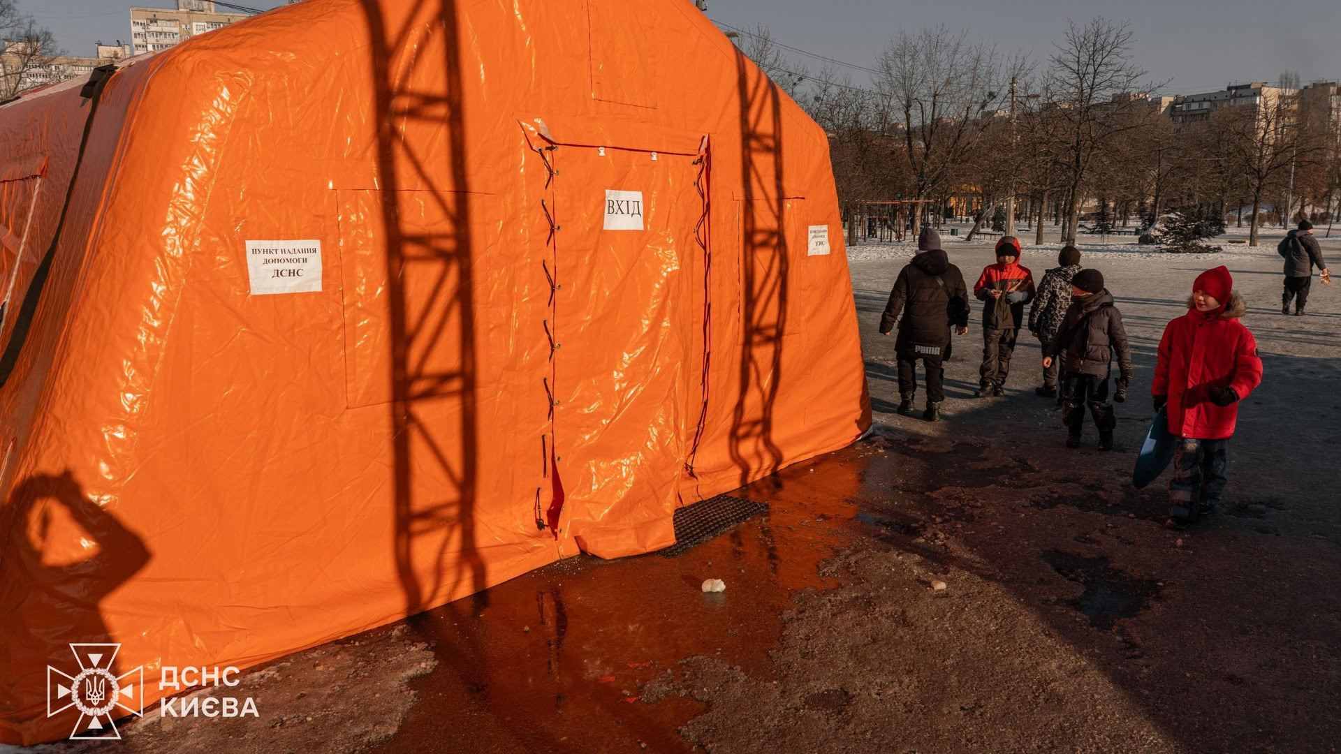 Діти підходять до пункту незламності