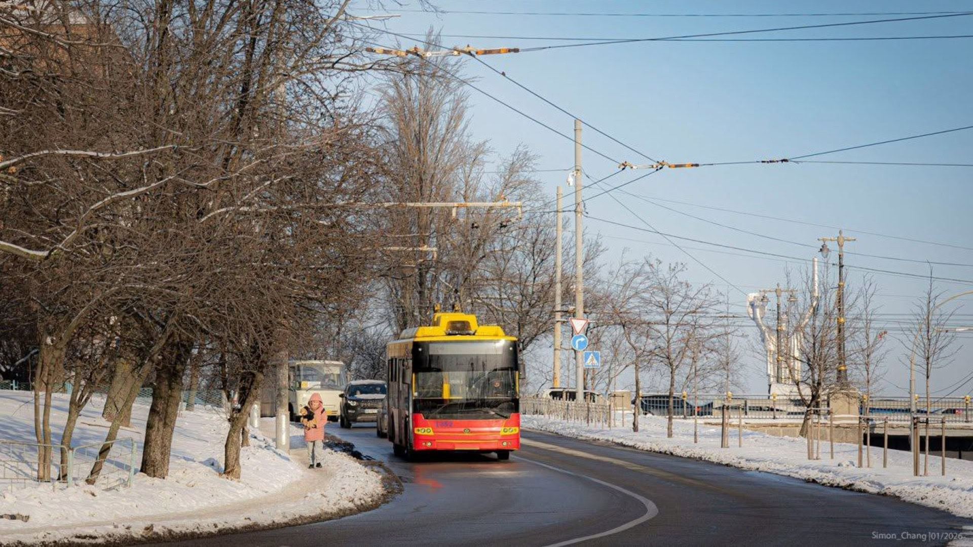 Автобус їде по дорозі взимку