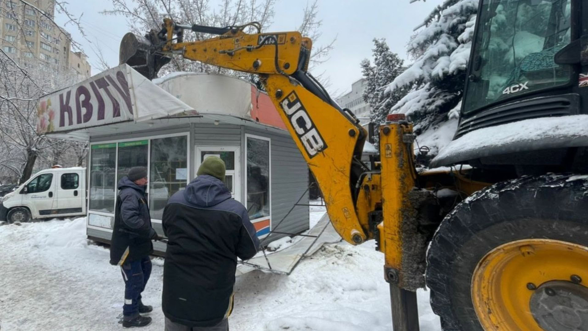 Демонтажі на вулиці Загорівській, екскаватор демонтує лавку