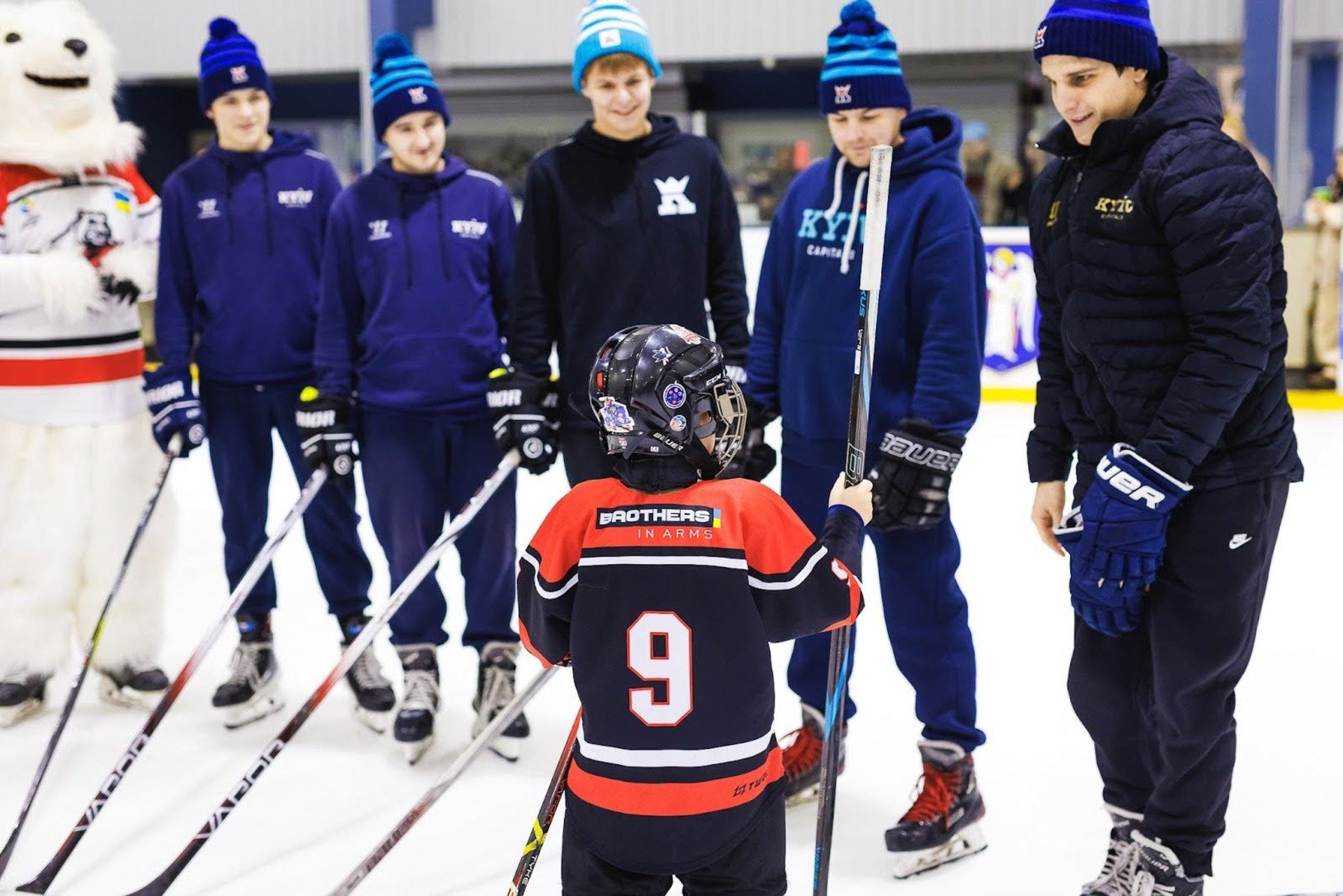 Учасники навчання хорею спілкуються з маленьким хлопчиком