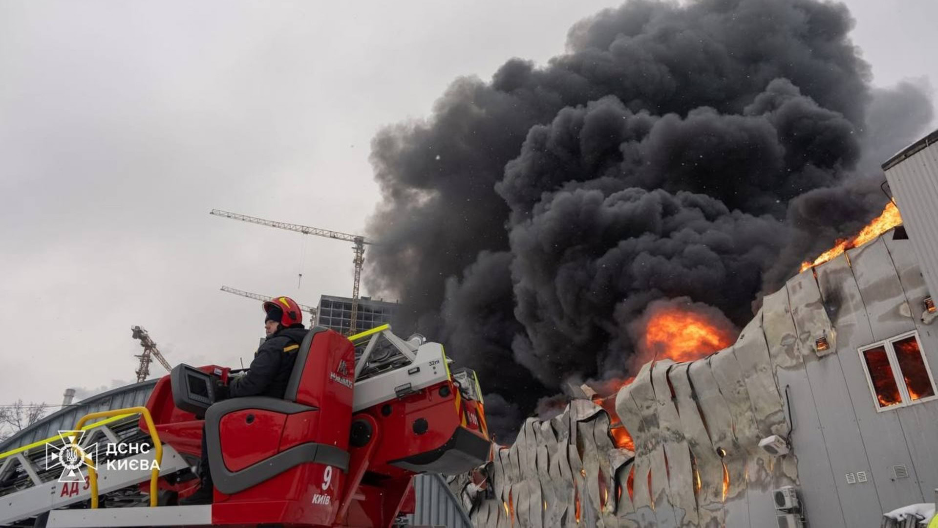 Полум'я та чорний дим над високою кладською будівлею