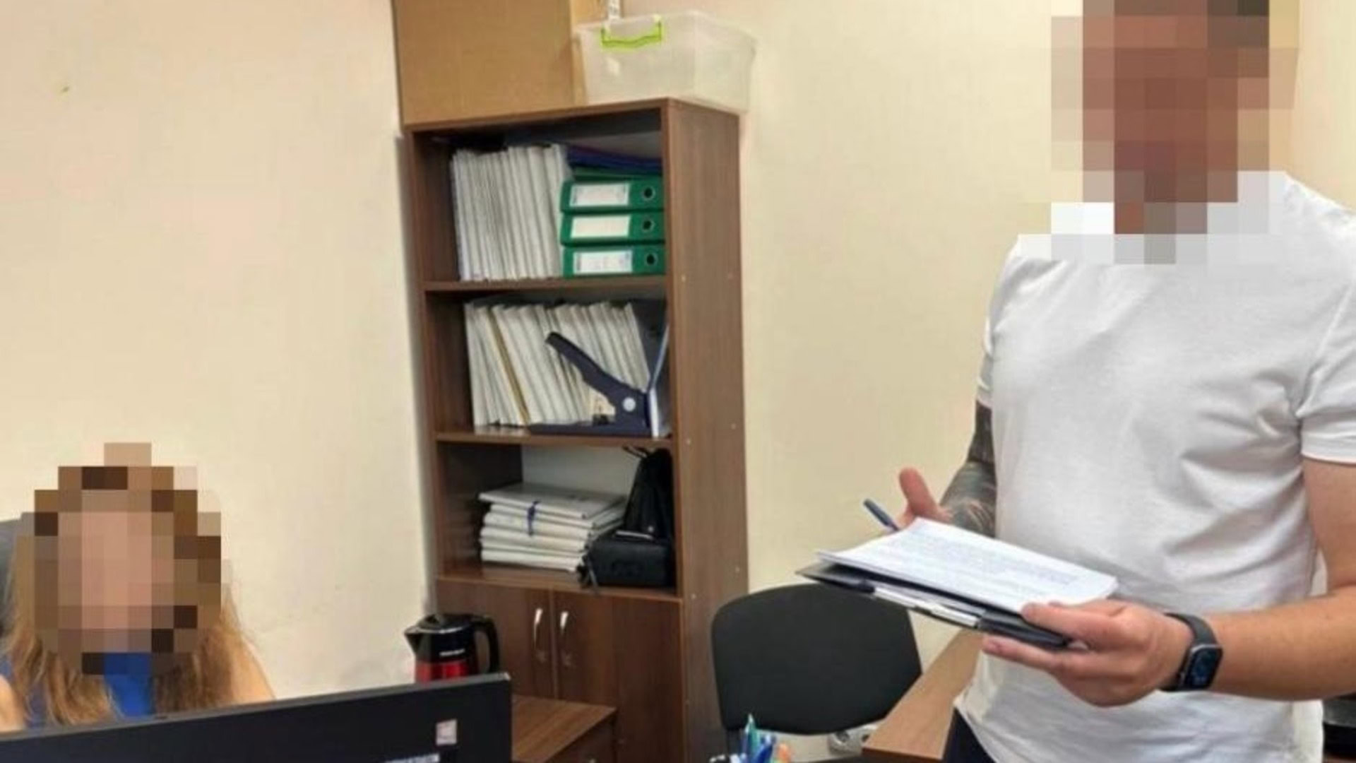 Підозрювана посадовиця із заблюреним обличчям