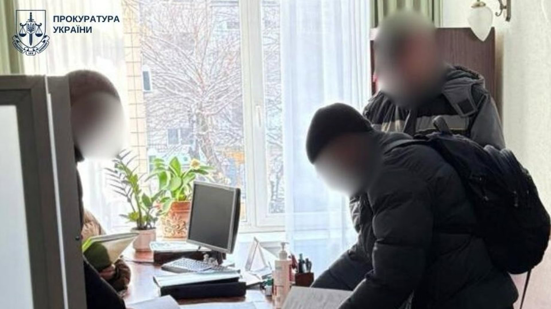 Підозрюваний переглядає наданий йому правоохоронцями документ