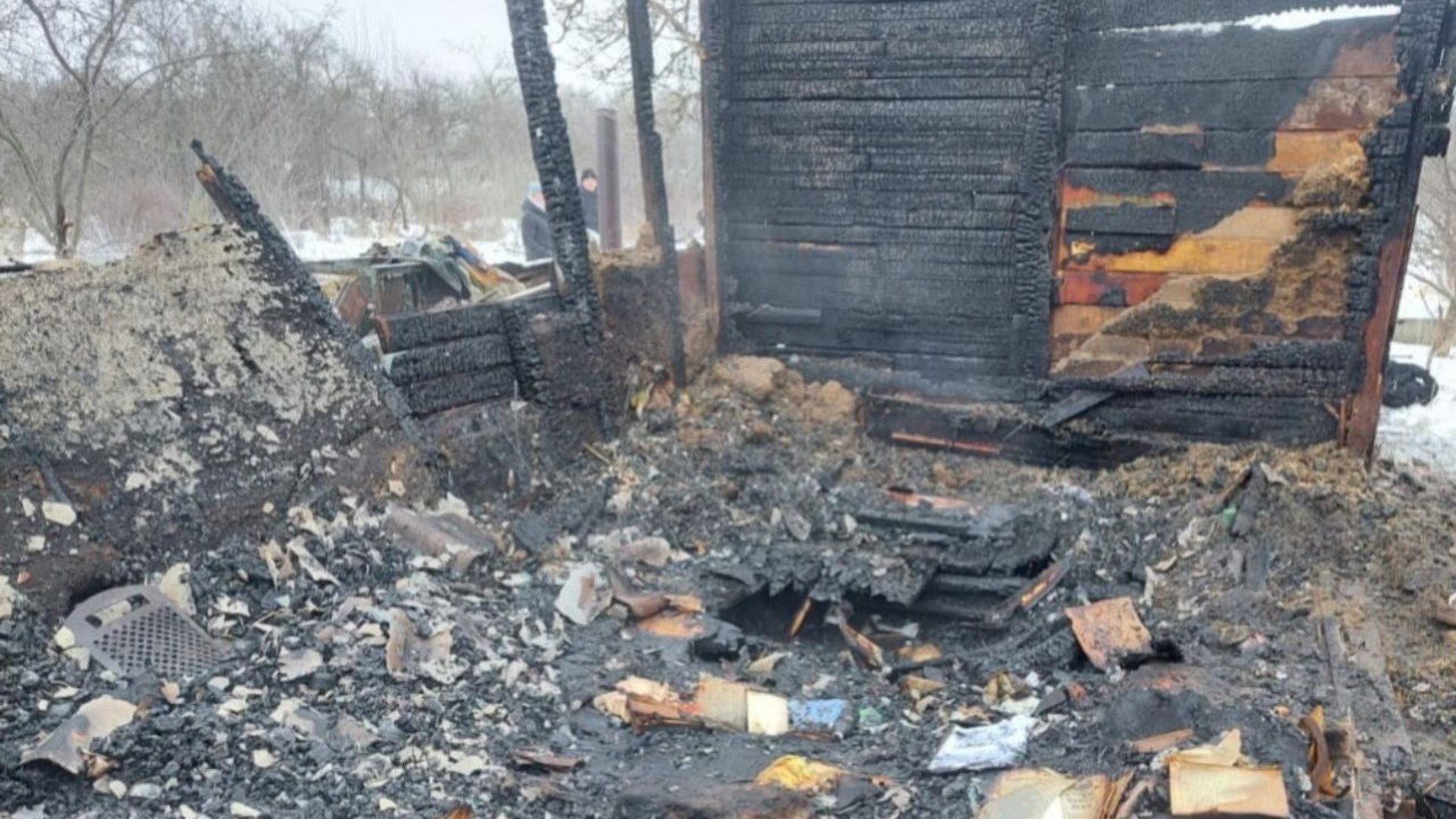 Місце пожежі, літня кухня згоріла повністю