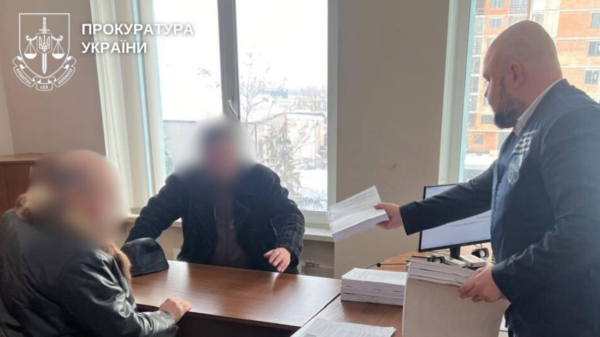 Підозрюваному посадовцю передають документи