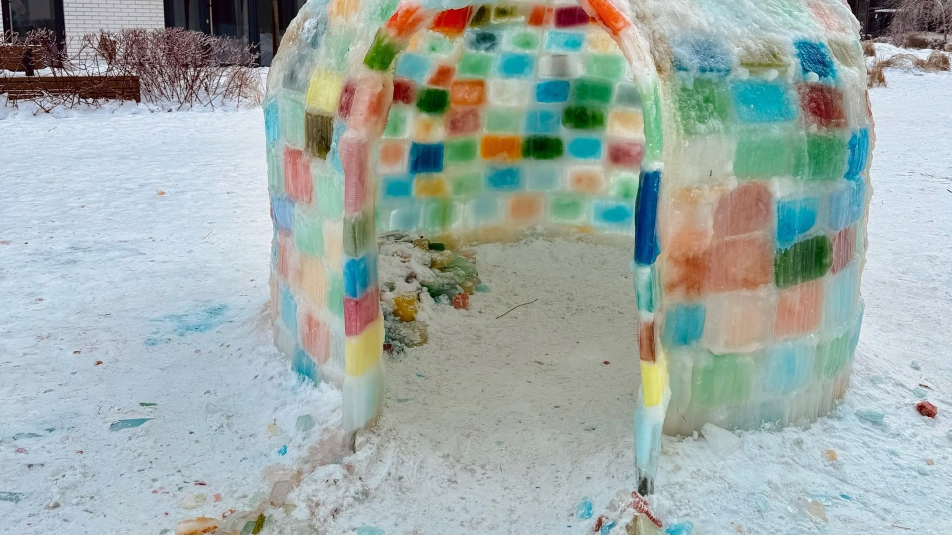 У Києві активісти відновили автентичні двері садиби на Лук’янівці, зруйновані після вибуху Загальний вигляд іглу