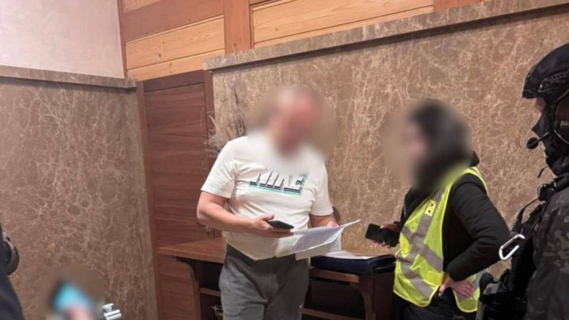 Правоохоронці та підозрюваний колишній народний депутат