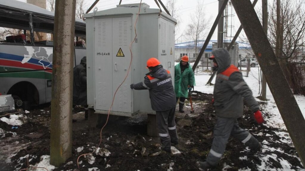 Працівники обленерго ремонтують трансформатор