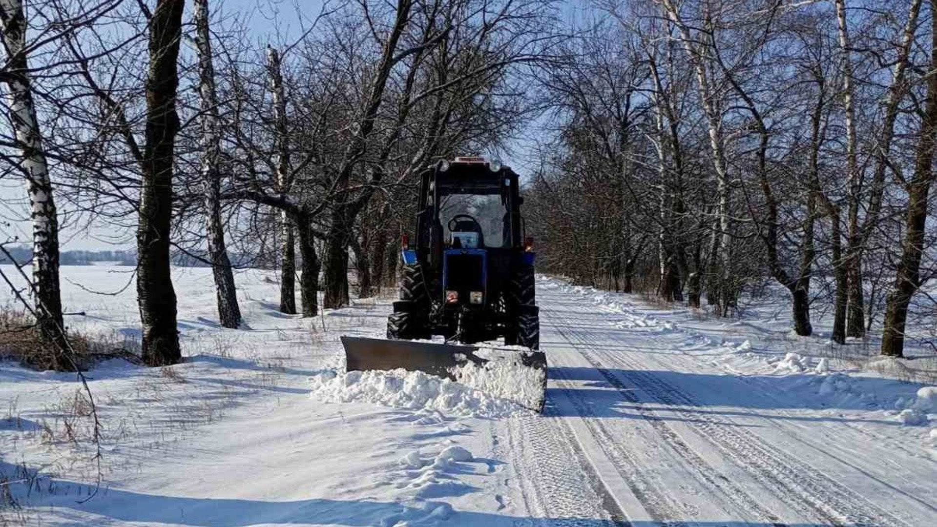 Трактор очищає вулицю від снігу