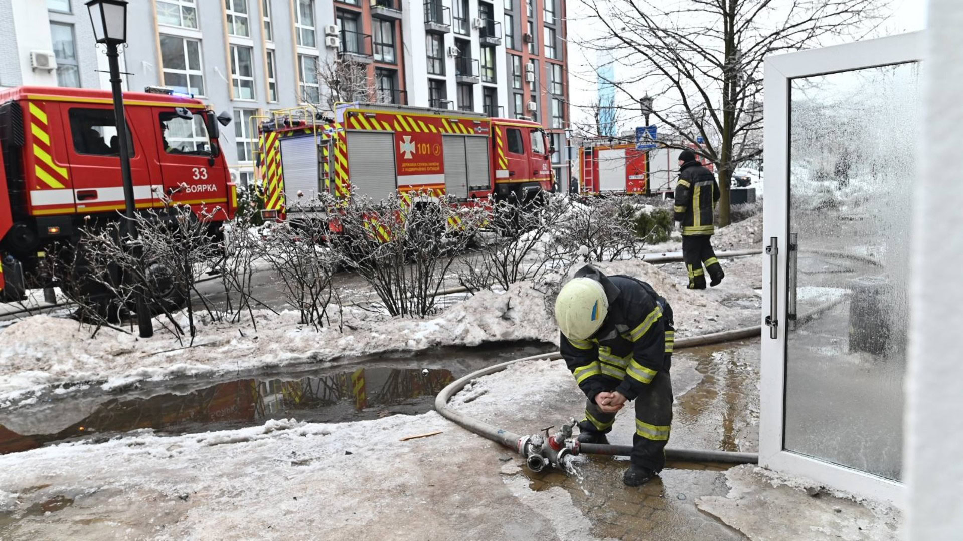 Пожежники біля трьох пожежних машин
