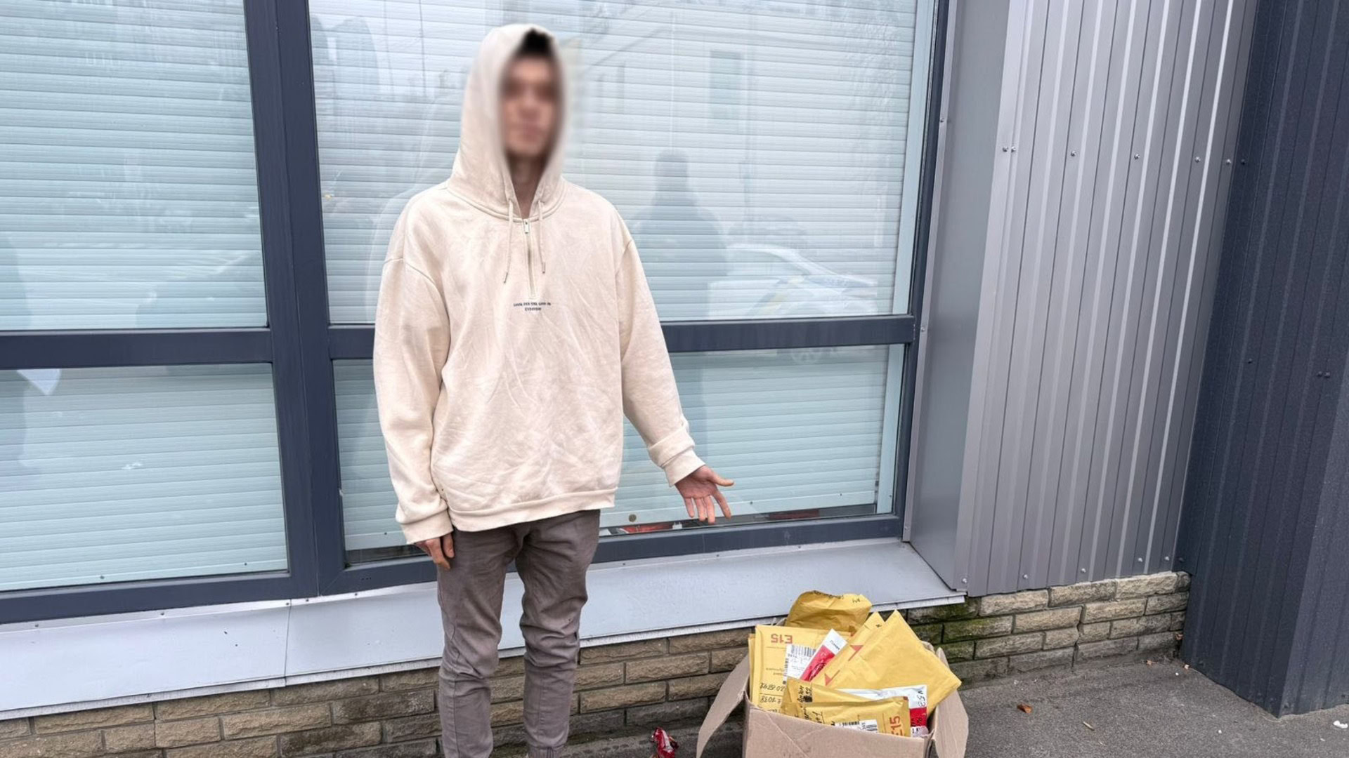 Підозрюваний чоловік і поштові пакети-упаковки