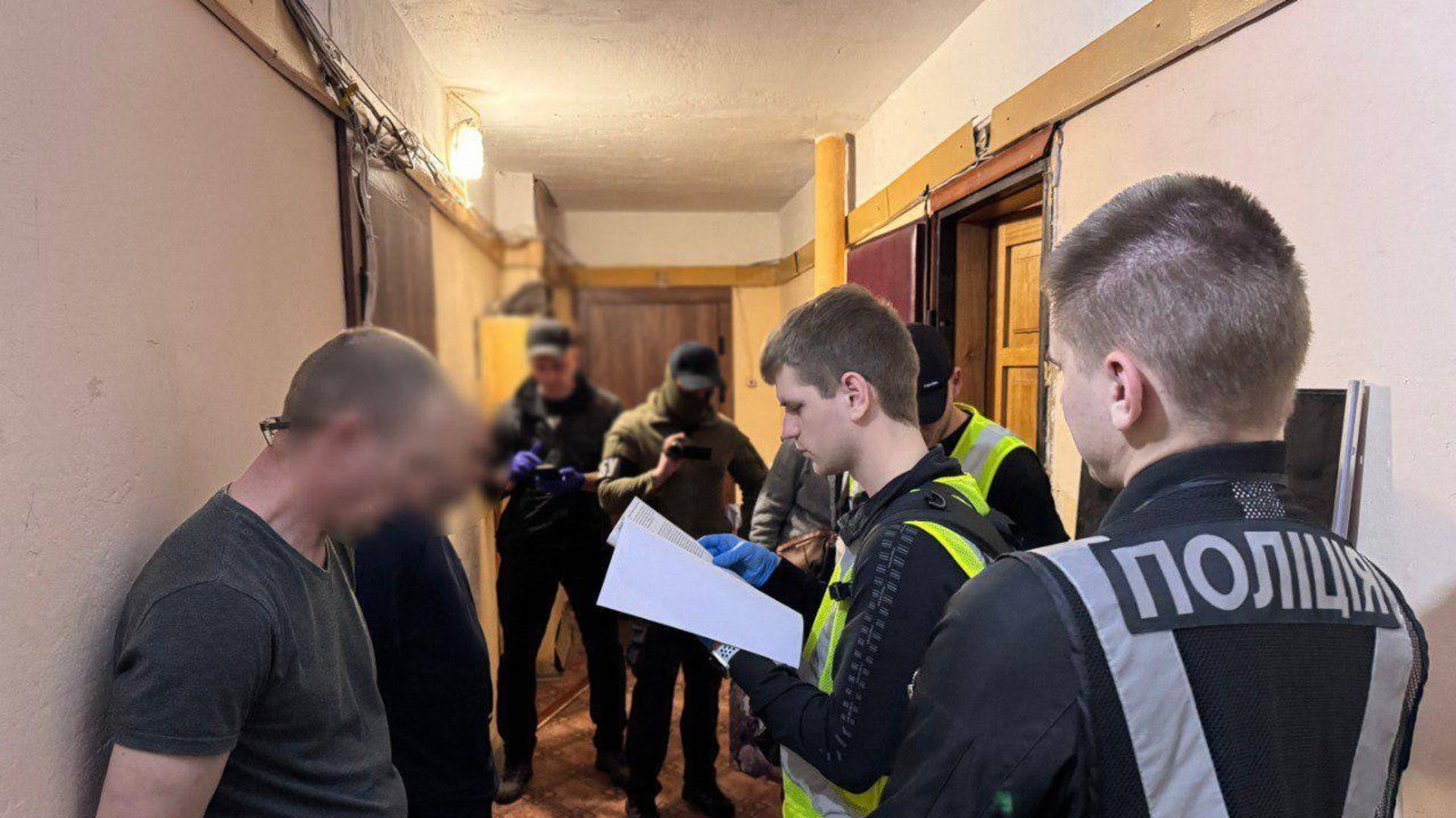 Правоохоронці і двоє затриманих чоловіків