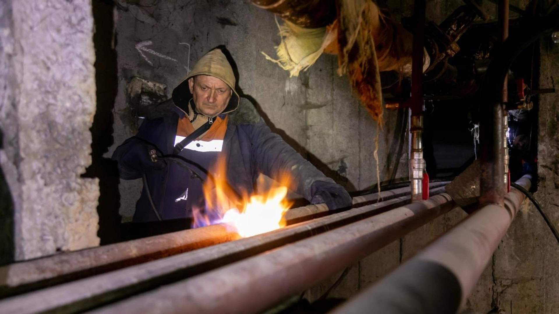 Чоловік розігріває труби