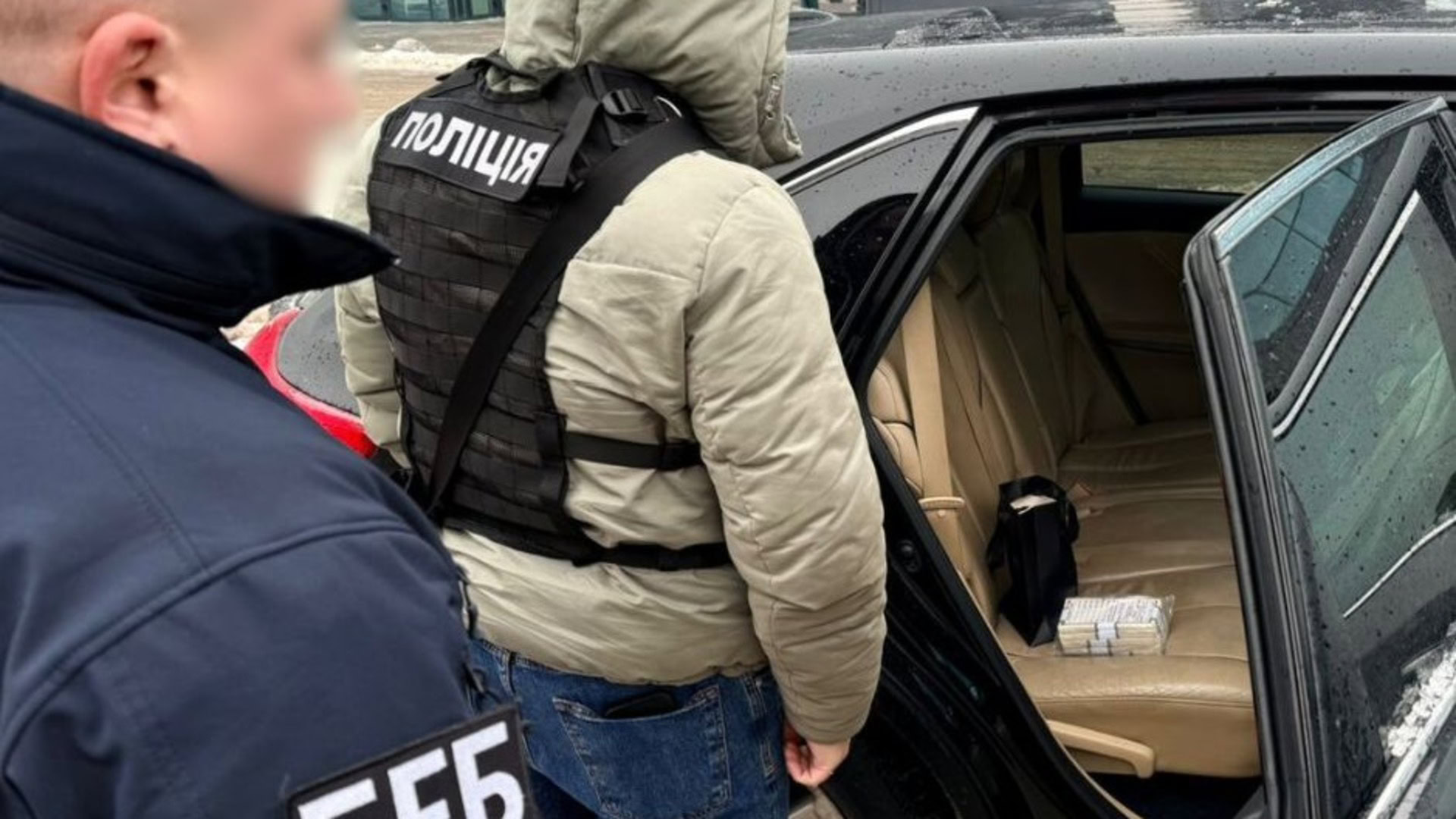 Дві години плавав у Дніпрі: чоловік ігнорував рятувальників Фальшиві банкноти у пачках на сидінні в автомобілі