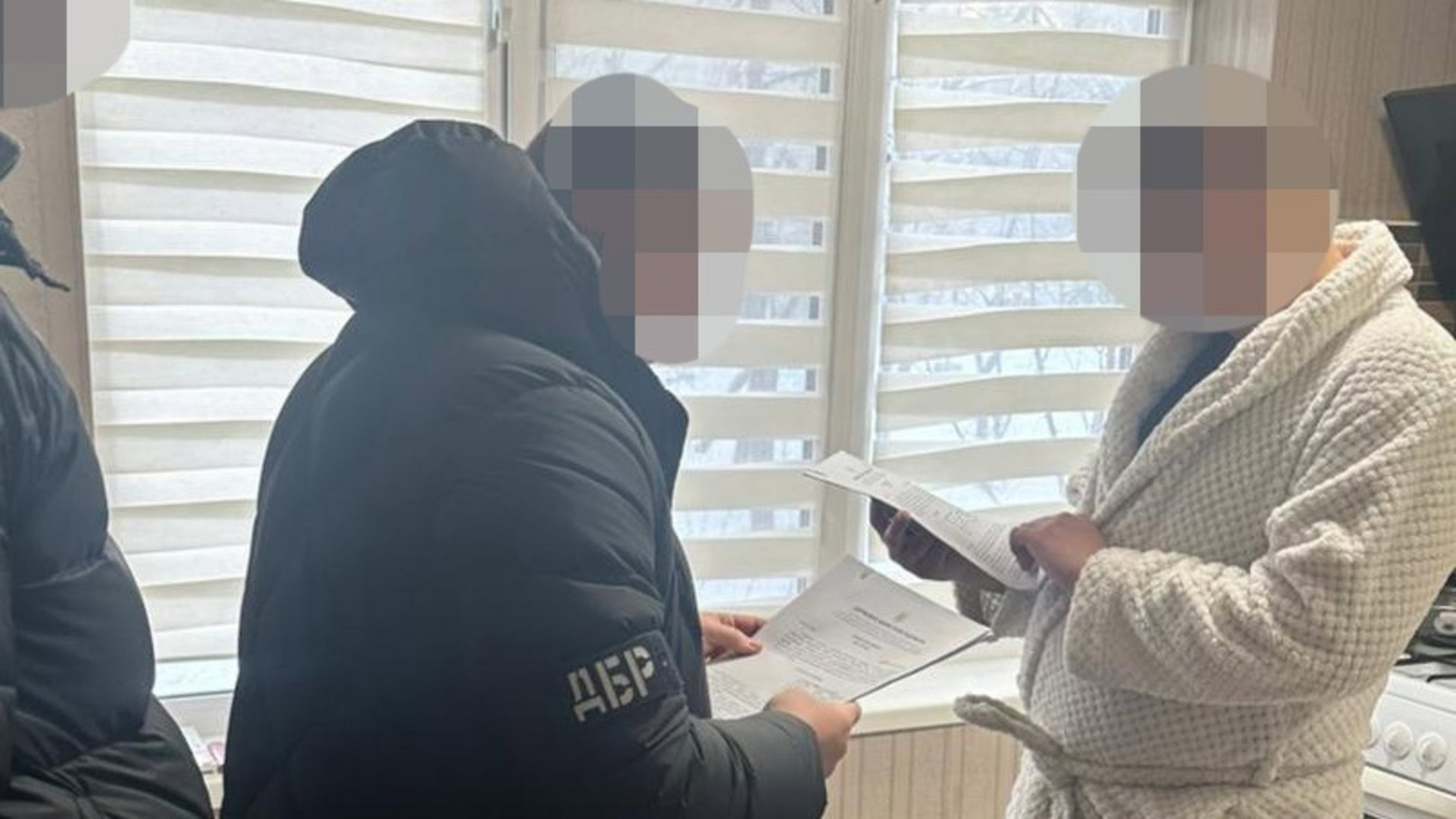 Пожежа в Боярці: з дев’ятиповерхівки евакуювали 71 людину Підозрюваний ознайомлюється з переданим йому документом