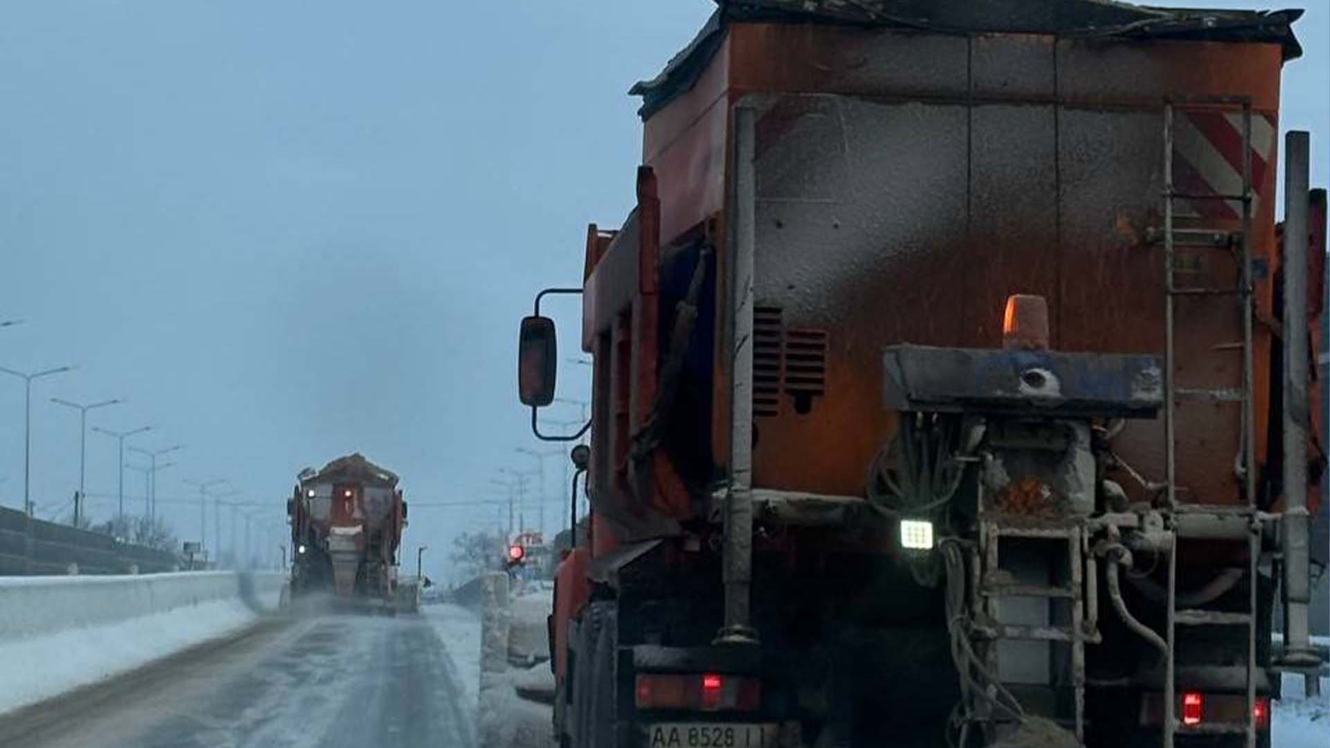 Снігоочисні машини їдуть по дорозі