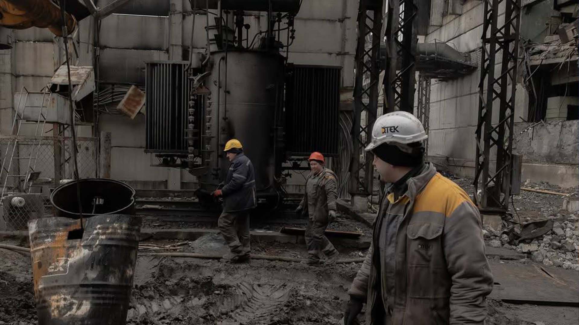 Працівники ДТЕК на території пошкодженого об'єкту